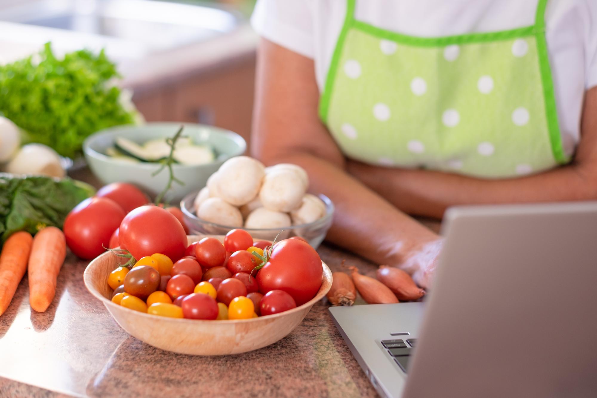 Banco da cucina con ingredienti locali