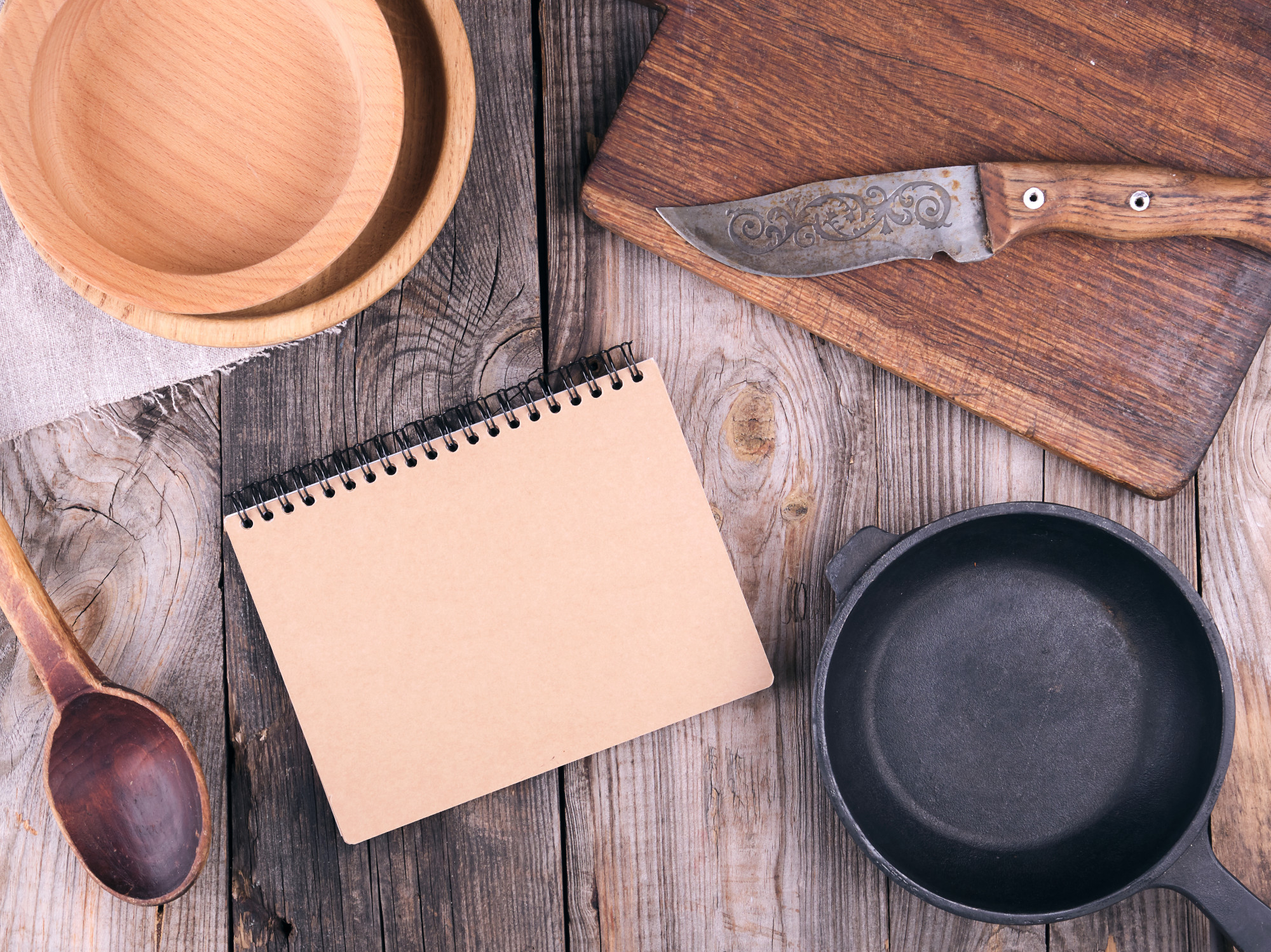 Set di utensili da cucina su tavolo